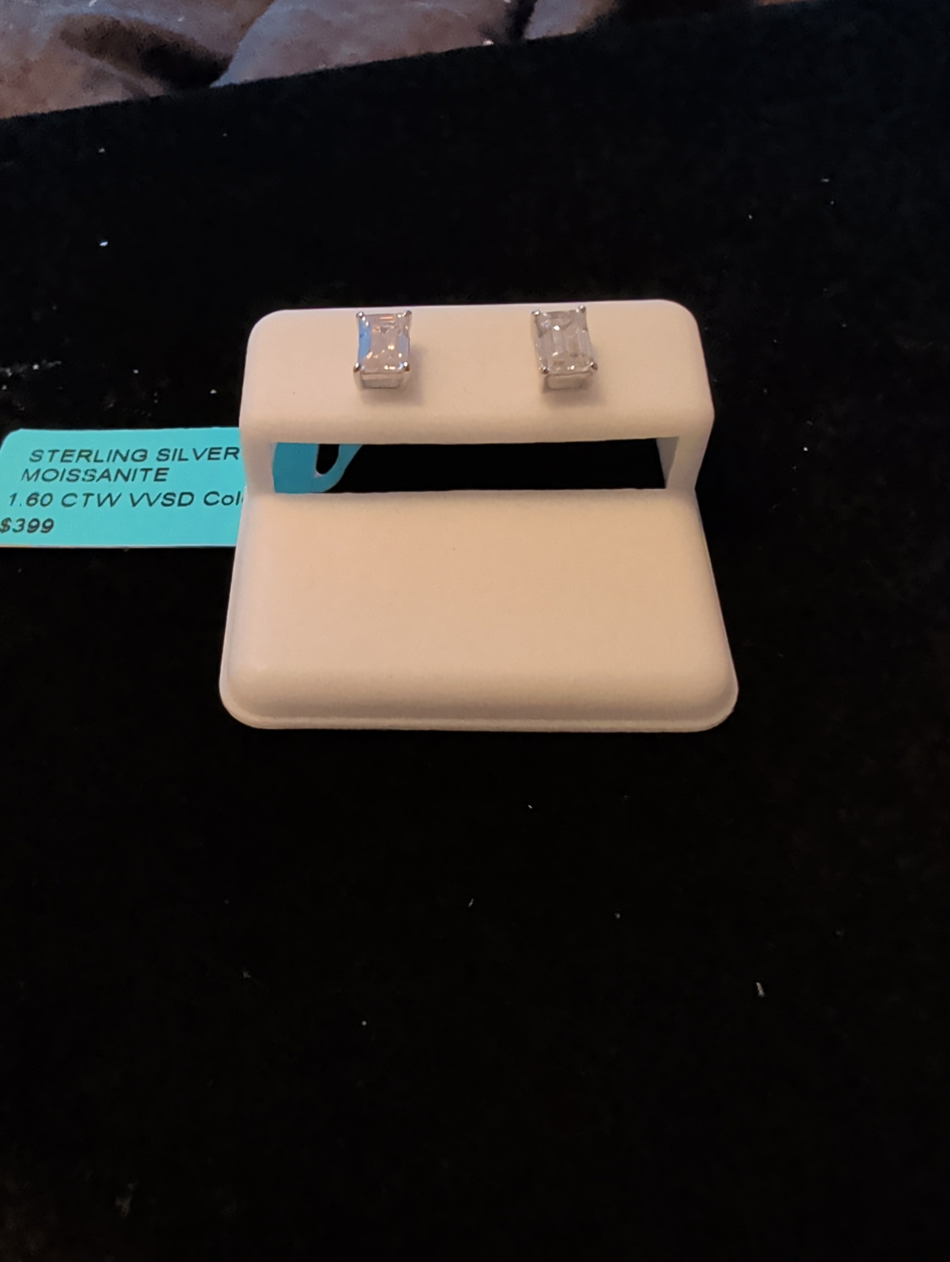 1.60ctw (0.80ctw each) moissanite earrings. 925 sterling silver. Diamond tested!