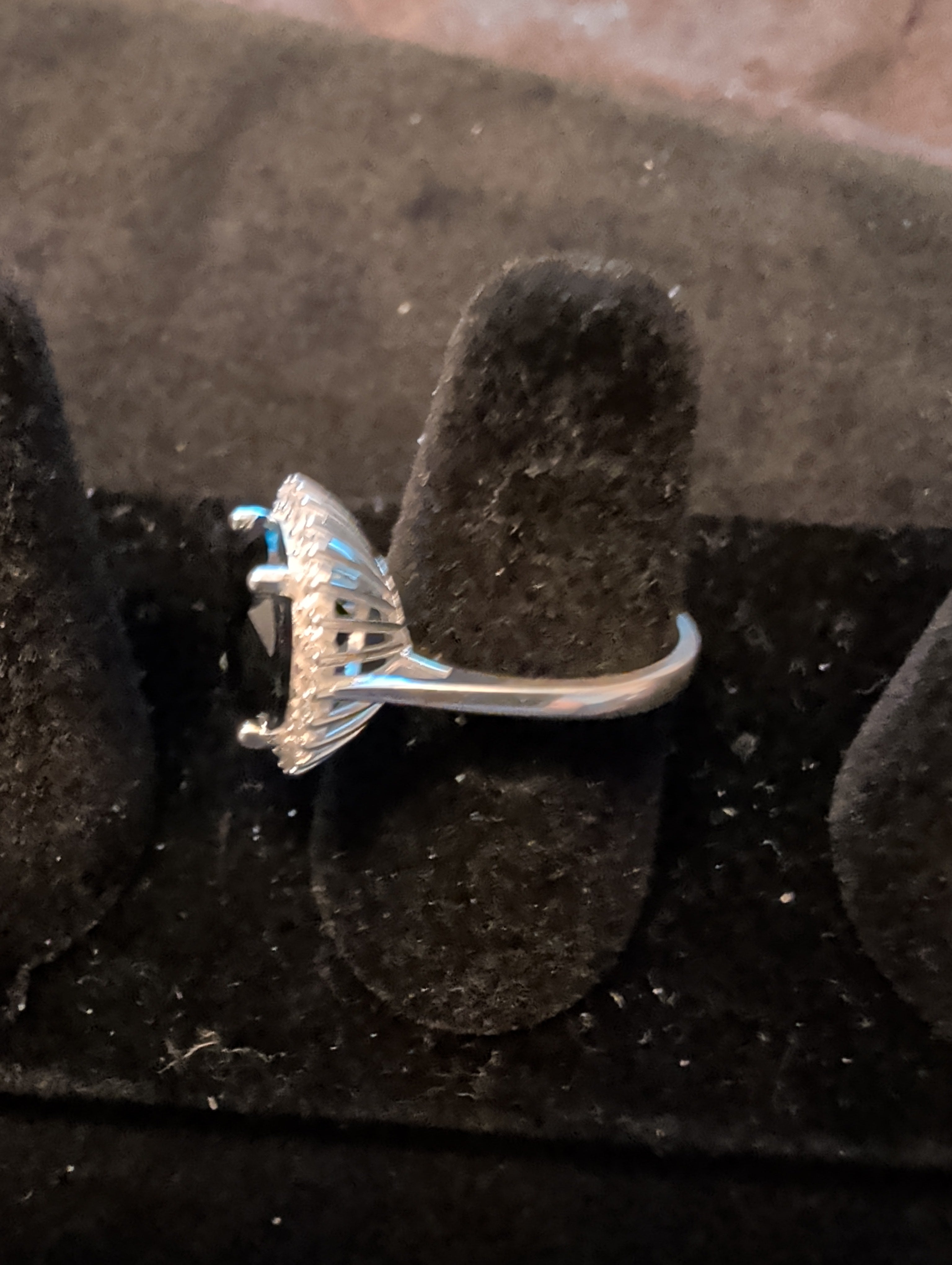 5g solid sterling silver ring. Cubic zirconia gem.